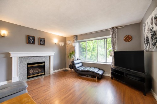 7231 Lucas Road, Richmond, BC - Indoor Photo Showing Living Room With Fireplace