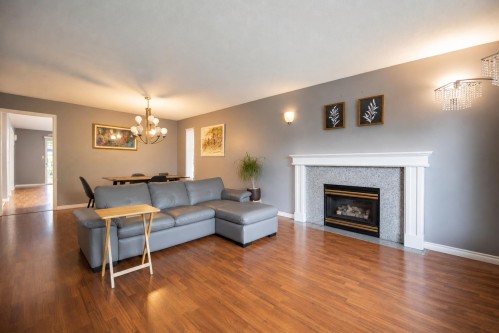 7231 Lucas Road, Richmond, BC - Indoor Photo Showing Living Room With Fireplace
