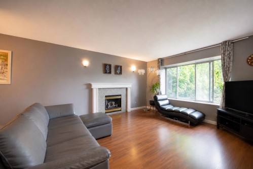 7231 Lucas Road, Richmond, BC - Indoor Photo Showing Living Room With Fireplace