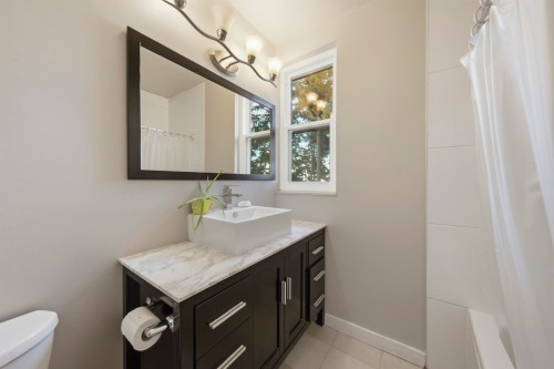 2270 Dawes Hill Road, Coquitlam, BC - Indoor Photo Showing Bathroom