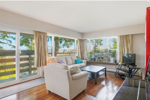 2270 Dawes Hill Road, Coquitlam, BC - Indoor Photo Showing Living Room