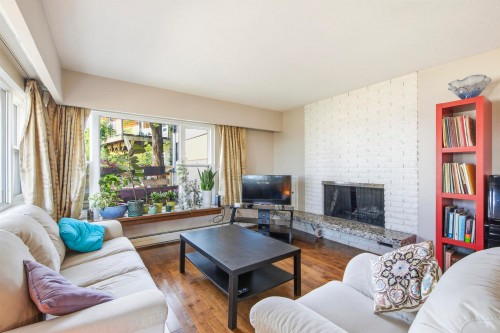 2270 Dawes Hill Road, Coquitlam, BC - Indoor Photo Showing Living Room With Fireplace