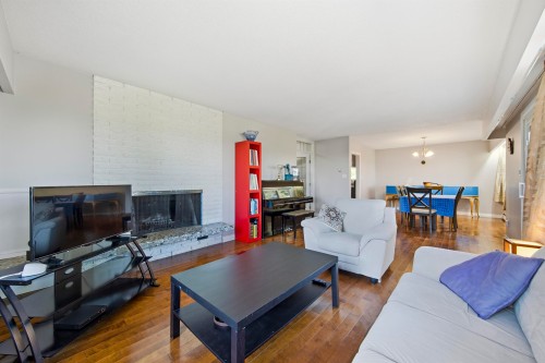 2270 Dawes Hill Road, Coquitlam, BC - Indoor Photo Showing Living Room
