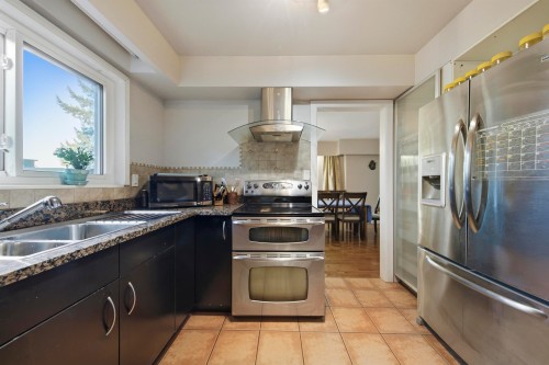 2270 Dawes Hill Road, Coquitlam, BC - Indoor Photo Showing Kitchen With Double Sink