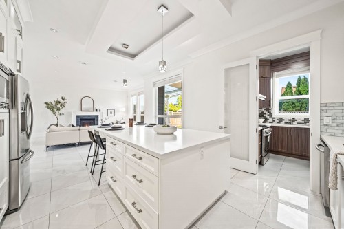 6114 49B Avenue, Delta, BC - Indoor Photo Showing Kitchen With Upgraded Kitchen