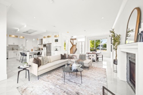 6114 49B Avenue, Delta, BC - Indoor Photo Showing Living Room
