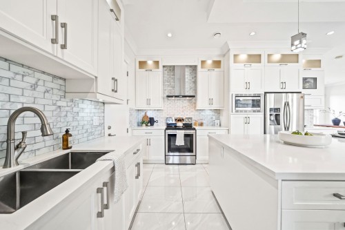 6114 49B Avenue, Delta, BC - Indoor Photo Showing Kitchen With Double Sink With Upgraded Kitchen