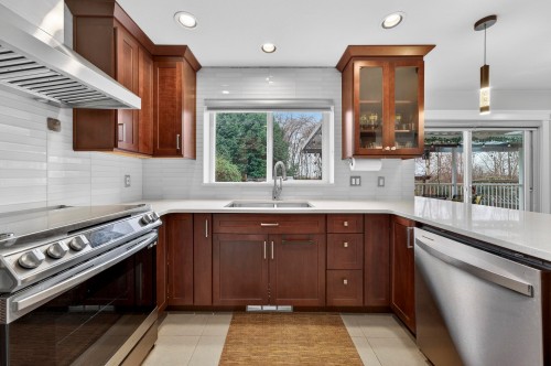 5591 Oliver Drive, Richmond, BC - Indoor Photo Showing Kitchen With Double Sink