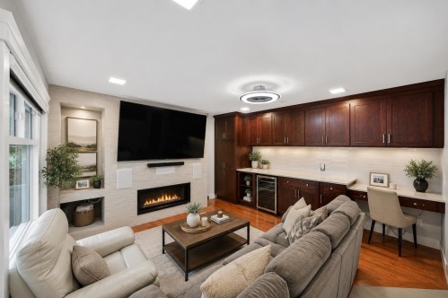 5591 Oliver Drive, Richmond, BC - Indoor Photo Showing Living Room With Fireplace