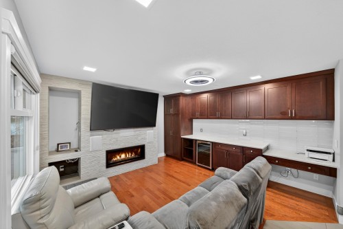 5591 Oliver Drive, Richmond, BC - Indoor Photo Showing Living Room With Fireplace