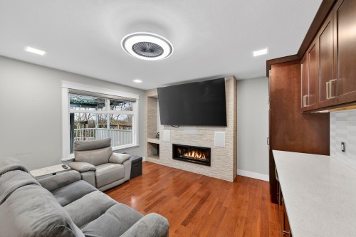 5591 Oliver Drive, Richmond, BC - Indoor Photo Showing Living Room With Fireplace
