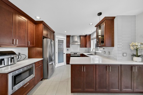 5591 Oliver Drive, Richmond, BC - Indoor Photo Showing Kitchen With Upgraded Kitchen