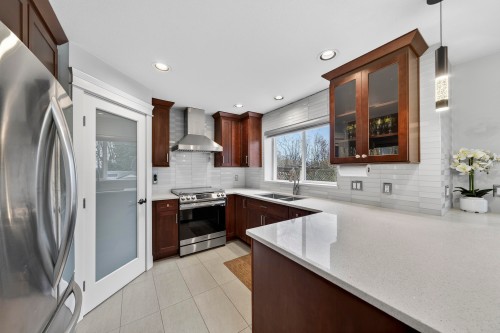 5591 Oliver Drive, Richmond, BC - Indoor Photo Showing Kitchen With Double Sink With Upgraded Kitchen