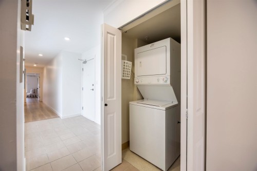 409-3580 41 W, Vancouver, BC - Indoor Photo Showing Laundry Room