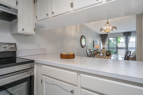 8-7371 Montecito Drive, Burnaby, BC - Indoor Photo Showing Kitchen