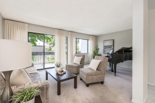 8-7371 Montecito Drive, Burnaby, BC - Indoor Photo Showing Living Room