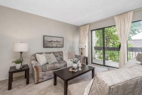 8-7371 Montecito Drive, Burnaby, BC - Indoor Photo Showing Living Room