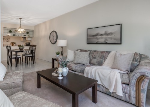 8-7371 Montecito Drive, Burnaby, BC - Indoor Photo Showing Living Room