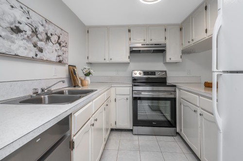 8-7371 Montecito Drive, Burnaby, BC - Indoor Photo Showing Kitchen With Double Sink