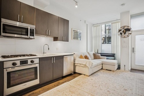 62 1St Avenue W, Vancouver, BC - Indoor Photo Showing Kitchen