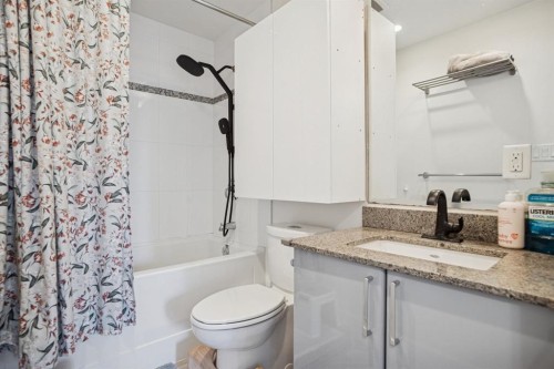 62 1St Avenue W, Vancouver, BC - Indoor Photo Showing Bathroom