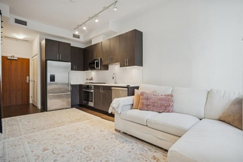 62 1St Avenue W, Vancouver, BC - Indoor Photo Showing Kitchen