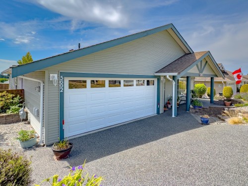 5692 Emily Way, Sechelt, BC 