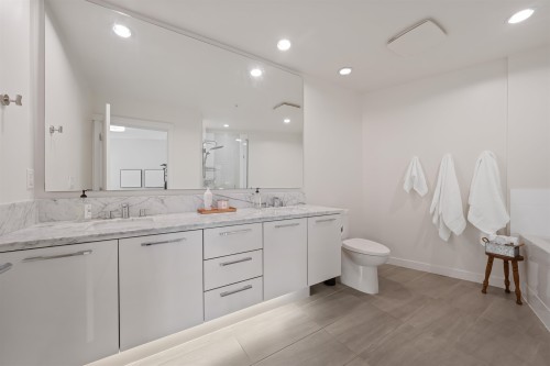 502-3263 Pierview Crescent, Vancouver, BC - Indoor Photo Showing Bathroom