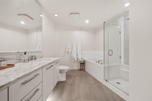 502-3263 Pierview Crescent, Vancouver, BC - Indoor Photo Showing Bathroom