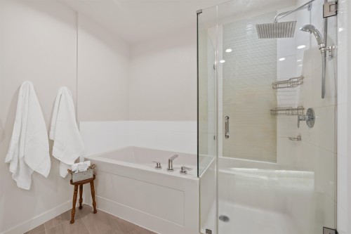 502-3263 Pierview Crescent, Vancouver, BC - Indoor Photo Showing Bathroom