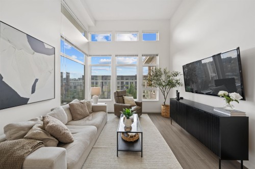 502-3263 Pierview Crescent, Vancouver, BC - Indoor Photo Showing Living Room