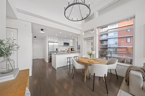 502-3263 Pierview Crescent, Vancouver, BC - Indoor Photo Showing Dining Room