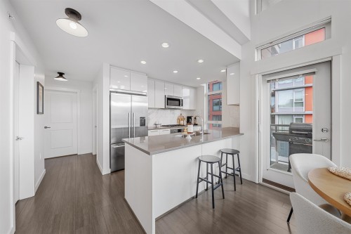 502-3263 Pierview Crescent, Vancouver, BC - Indoor Photo Showing Kitchen With Upgraded Kitchen