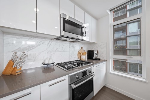 502-3263 Pierview Crescent, Vancouver, BC - Indoor Photo Showing Kitchen With Upgraded Kitchen