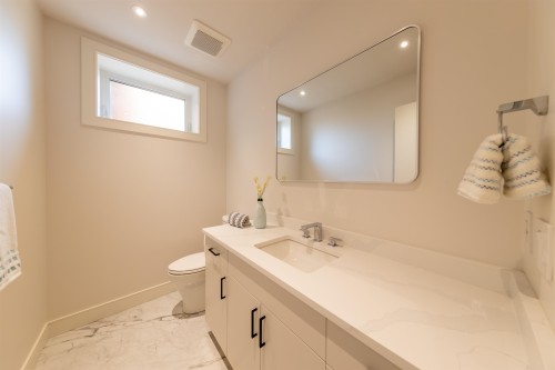 840 14Th Street E, North Vancouver, BC 