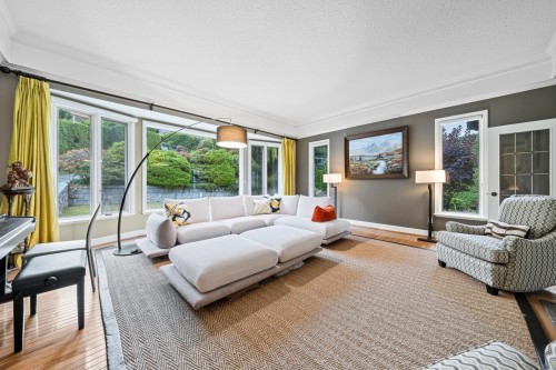 2478 Westhill Court, West Vancouver, BC - Indoor Photo Showing Living Room