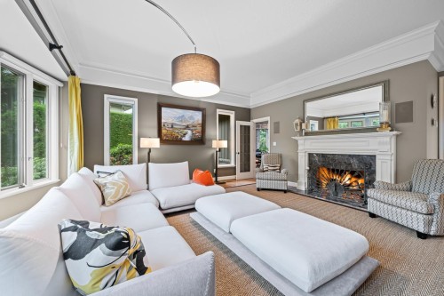 2478 Westhill Court, West Vancouver, BC - Indoor Photo Showing Living Room With Fireplace