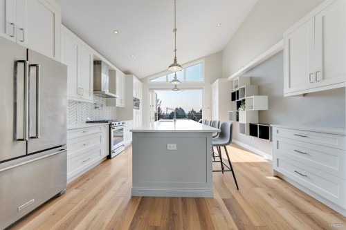 8008 13Th Avenue, Burnaby, BC 