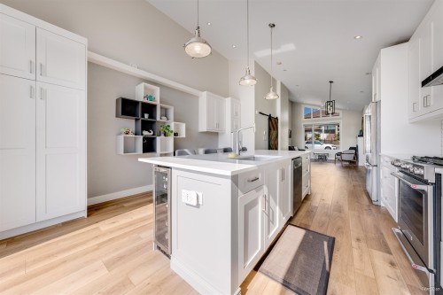 8008 13Th Avenue, Burnaby, BC 