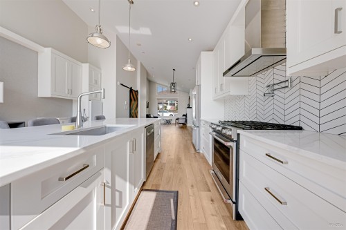 8008 13Th Avenue, Burnaby, BC 