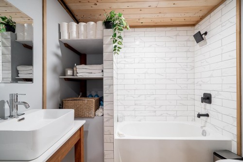 A24-415 Esplanade, North Vancouver, BC - Indoor Photo Showing Bathroom