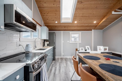 A24-415 Esplanade, North Vancouver, BC - Indoor Photo Showing Kitchen
