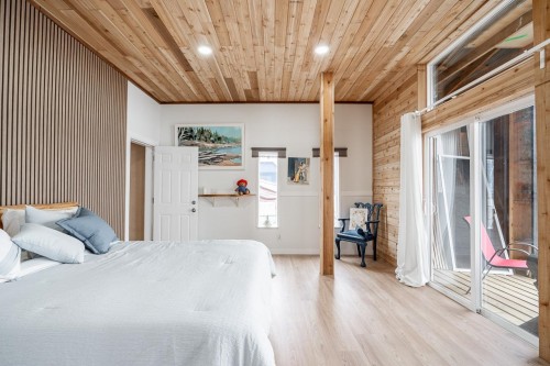 A24-415 Esplanade, North Vancouver, BC - Indoor Photo Showing Bedroom