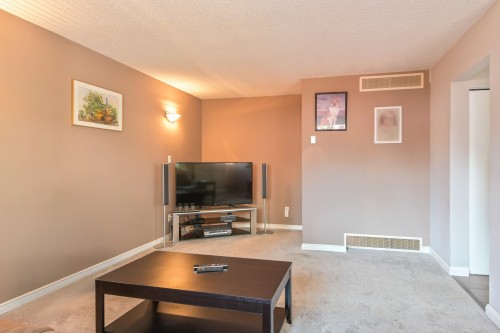 32-21555 Dewdney Trunk Road, Maple Ridge, BC - Indoor Photo Showing Living Room