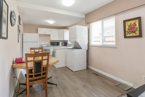 32-21555 Dewdney Trunk Road, Maple Ridge, BC - Indoor Photo Showing Laundry Room