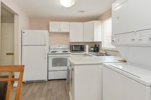 32-21555 Dewdney Trunk Road, Maple Ridge, BC - Indoor Photo Showing Kitchen With Double Sink