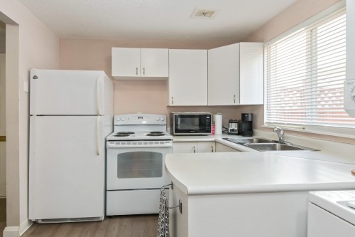 32-21555 Dewdney Trunk Road, Maple Ridge, BC - Indoor Photo Showing Kitchen With Double Sink