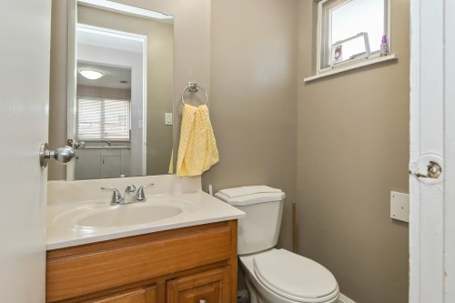 32-21555 Dewdney Trunk Road, Maple Ridge, BC - Indoor Photo Showing Bathroom