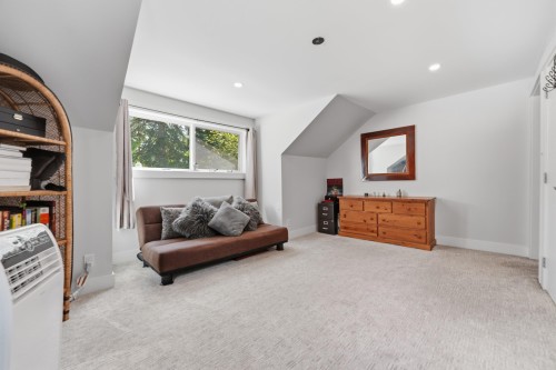 23257 Dogwood Avenue, Maple Ridge, BC - Indoor Photo Showing Living Room