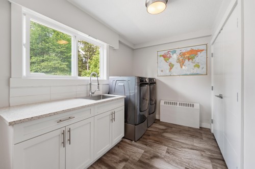23257 Dogwood Avenue, Maple Ridge, BC - Indoor Photo Showing Kitchen With Upgraded Kitchen